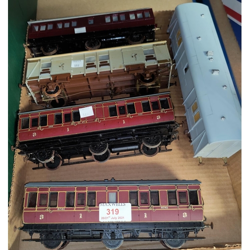 319 - Three vintage 0 gauge metal carriages and 2 cattle wagons