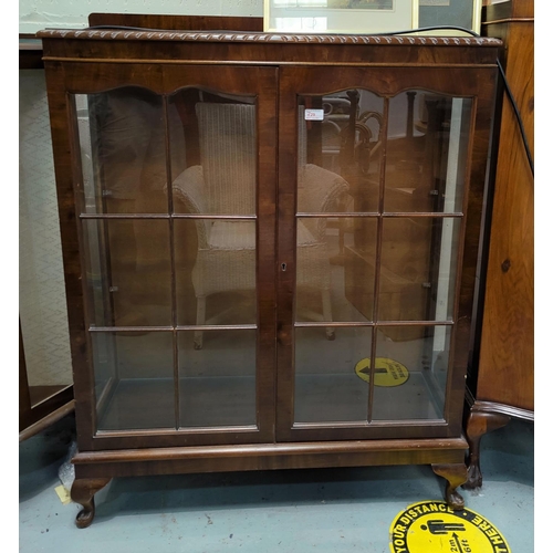 729 - An early 20th century mahogany display cabinet with 2 doors, on cabriole legs, width 93 cm