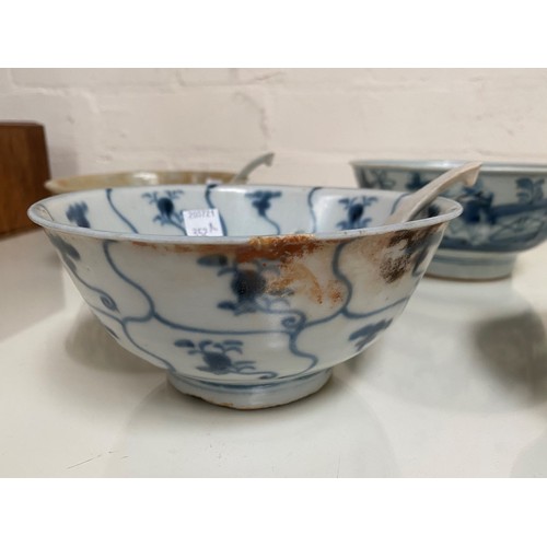352A - Five Chinese Tek Sing Cargo rice bowls, three large and two smaller with spoons
