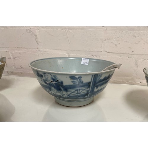 352A - Five Chinese Tek Sing Cargo rice bowls, three large and two smaller with spoons