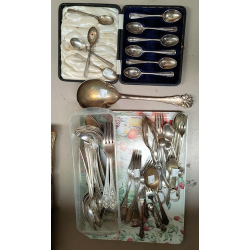 537 - A hallmarked silver set of 6 rat tail teaspoons, cased, Sheffield 1916, 2.6 oz; a hallmarked silver ... 