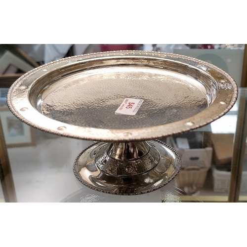 545 - A hallmarked silver pedestal comport with planished decoration, Sheffield 1925 14.5oz