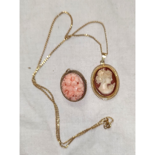 579 - A modern cameo style pendant in 9 carat hallmarked gold surround on 9 carat hallmarked gold fine cha... 