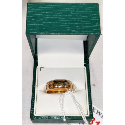 581 - An 18 carat hallmarked gold barrel shaped wedding ring, 8 gm, size N