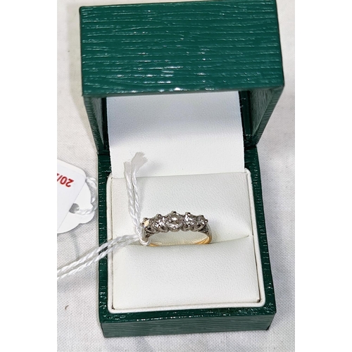 582 - A 5 stone diamond ring stamped '18ct Plat', 2.2 gm, centre stone 4.2 mm approx, size L/M