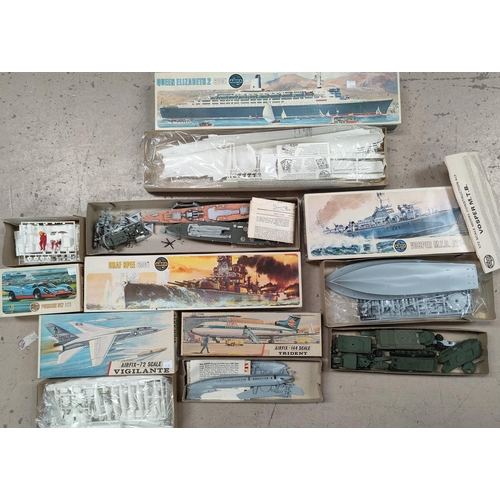 323B - A selection of vintage Airfix kits