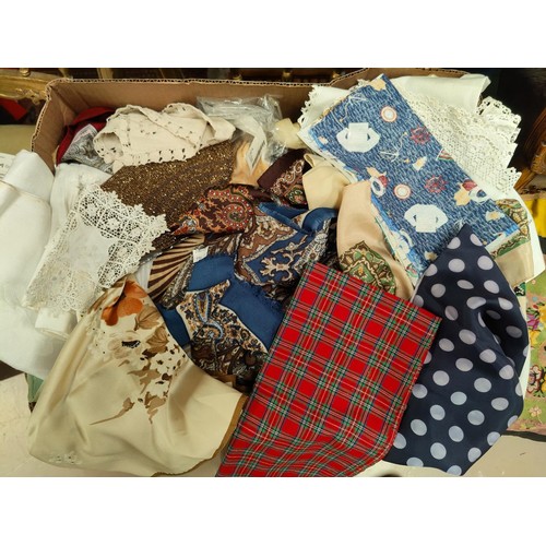 196a - A small selection of vintage bags and a selection of lace and linen