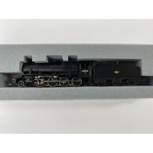 333B - A Graham Farish N gauge originally boxed 8F 48045 Black Late Crest 372-151