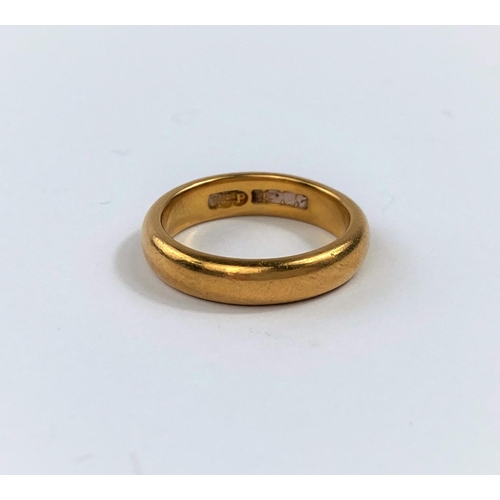 533 - A 22 carat hallmarked gold wedding ring, 8.1 gm