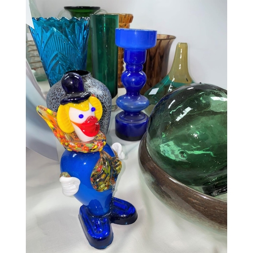 456 - A Mdina style glass vase; a Vasart bowl (a.f.); a Murano clown; coloured glassware