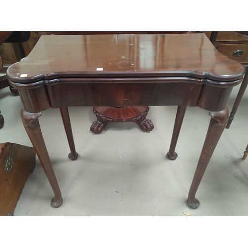 784 - A Georgian mahogany fold over tea table in the Irish manner, of small stature, on pedestal feet. W 7... 