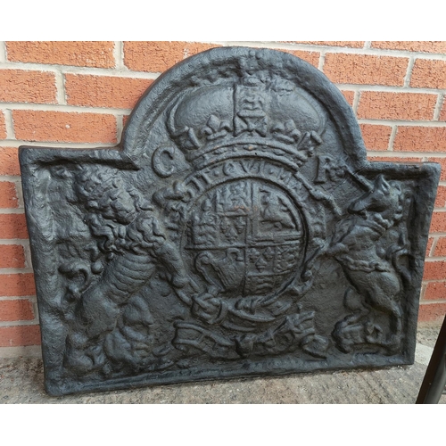 96 - A late 18th/early 19th century cast iron fire back depicting the royal coat of arms, length 100 cm, ... 