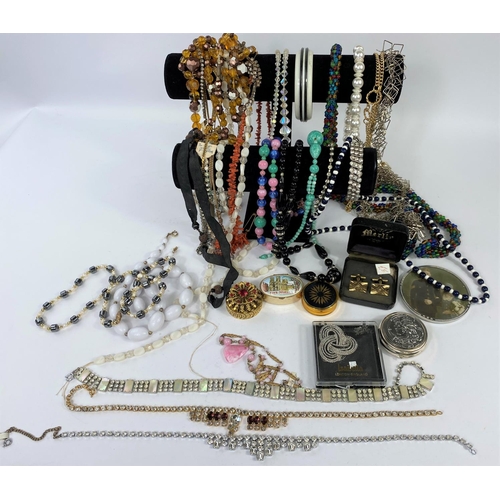 584 - A selection of costume jewellery.