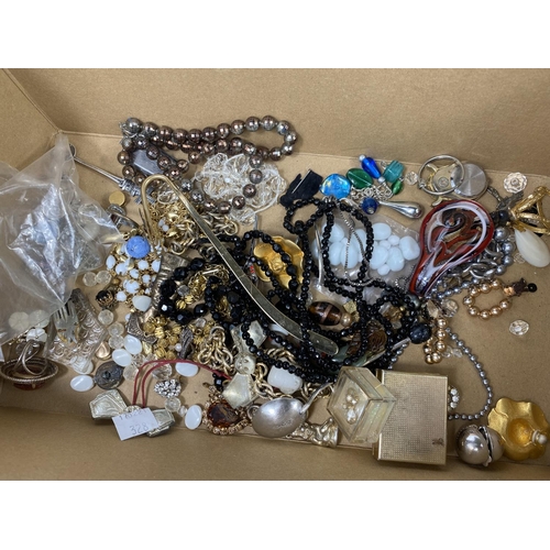 584 - A selection of costume jewellery.