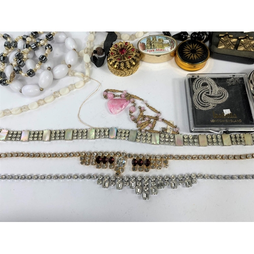 584 - A selection of costume jewellery.