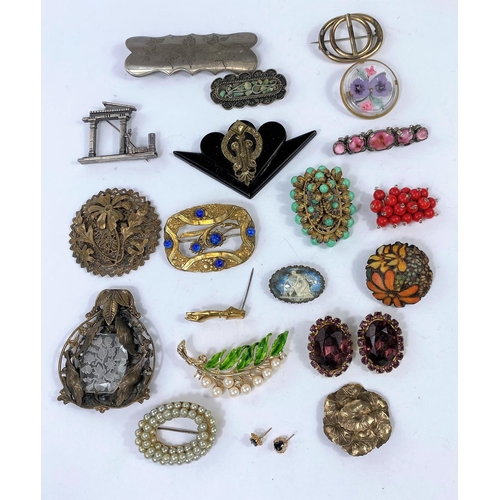 588 - A selection of costume brooches.