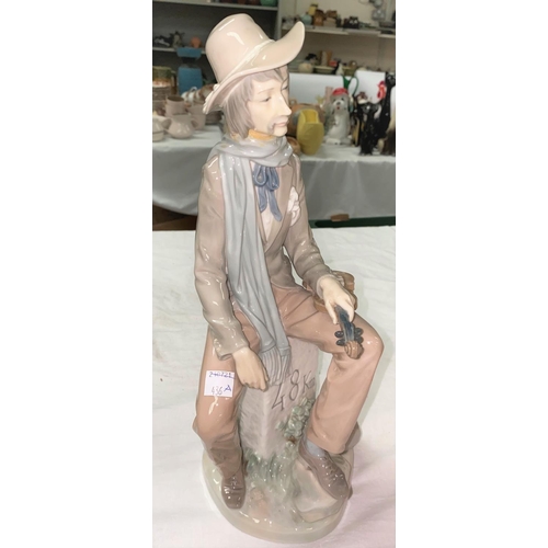 436a - A large Lladro figure:  seated man with violin, height 36 cm