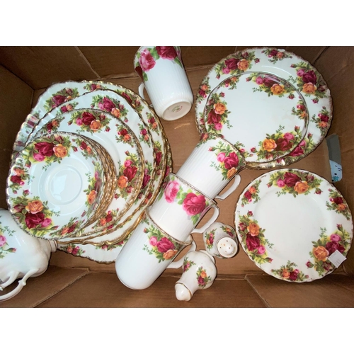 463 - A very large selection of Royal Albert Old Country Roses dinner/tea/coffee ware, 100 pieces plus