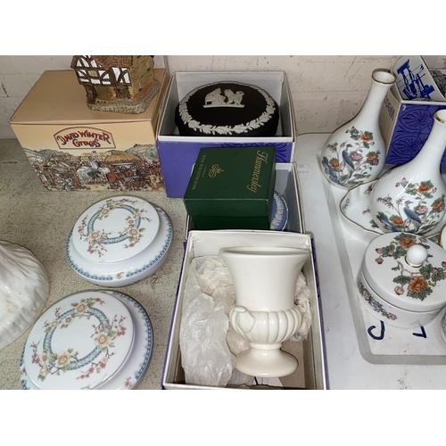 488 - A large selection of Wedgewood, Basalt etc, Coalport and other various items of china and trinketwar... 