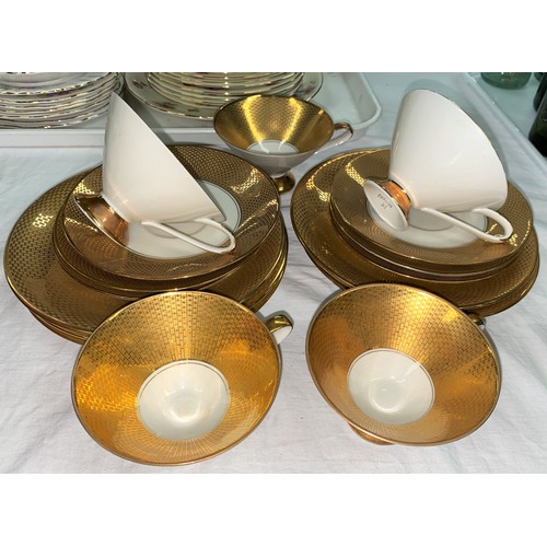 425 - A gilt bordered part tea set, 17 pieces approx