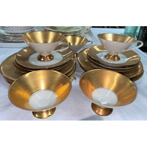 425 - A gilt bordered part tea set, 17 pieces approx