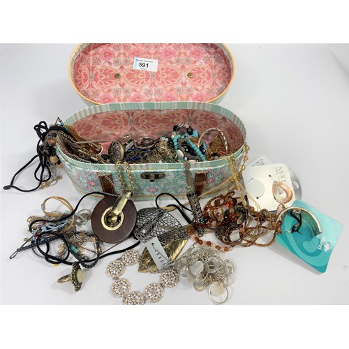 591 - A selection of costume jewellery.
