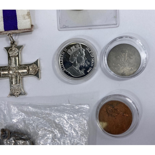 251 - IOM 15 Ecus 1994 silver, £1 silver, GB 2p error, 10p error, 2p silvered, a royal infirmary badge, va... 