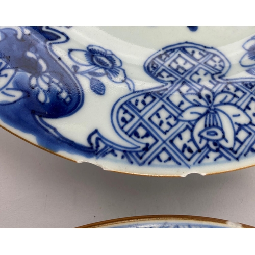 306A - 5 various Chinese blue and white plates decorated with flowers, d. 23cm (plates with chips to rims)