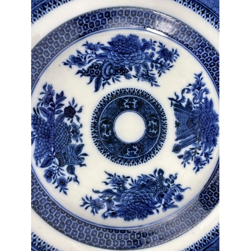 311 - A 19th century Chinese Fitzhugh pattern shallow dish, d. 25cm (minor chipping to rim)