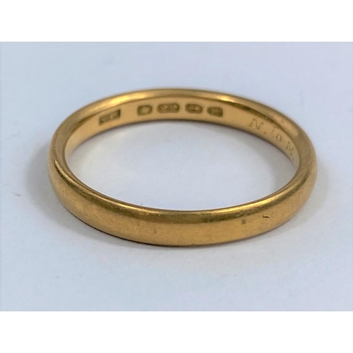 511 - A 22 carat hallmarked gold wedding ring, 3.8 gm