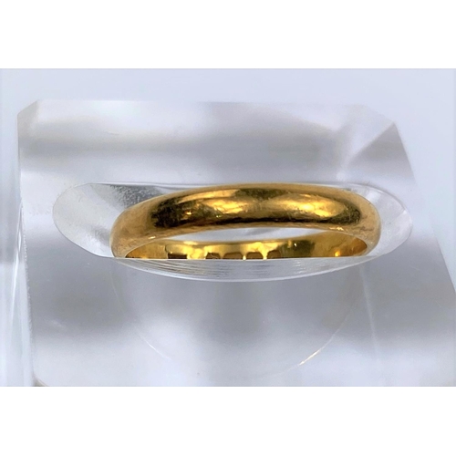 512 - A 22 carat hallmarked gold wedding ring, 2.8 gm