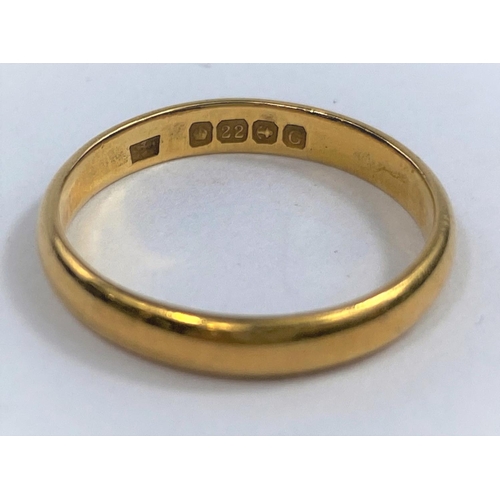 512 - A 22 carat hallmarked gold wedding ring, 2.8 gm