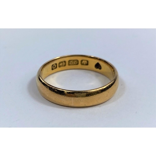 513 - A 22 carat hallmarked gold wedding ring, 4.3 gm