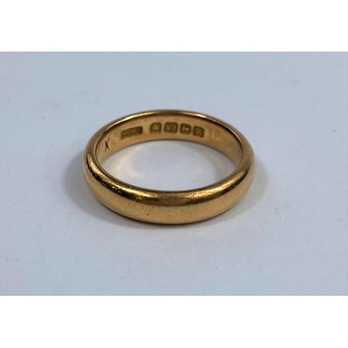 514 - A 22 carat hallmarked gold wedding ring, 5.8 gm