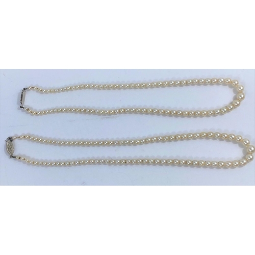539 - Two graduating pearl necklaces with white metal clasps