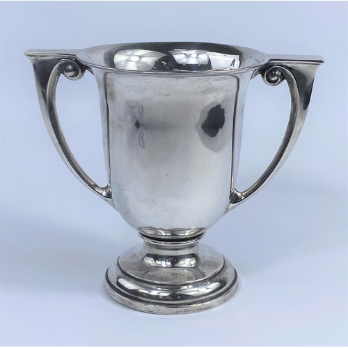 542 - A hallmarked silver trophy cup with 2 handles, on raised circular foot, Birmingham 1946, 9 oz
