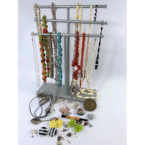 559 - A selection of costume jewellery