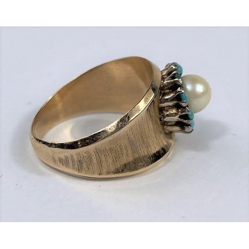 583 - A yellow metal dress ring set central pearl surrounded by turquoise, stamped '18', 5.1 gm