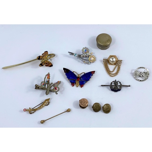 602 - A selection of vintage costume jewellery; etc.