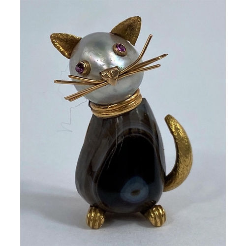621 - A brooch in the form of a cat with agate hardstone body, pearl head with ruby eyes, yellow metal mou... 