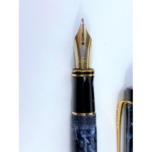 91 - A Parker 'The Duofold' fountain pen with yellow and white metal nib stamped 18ct, with blue marble e... 