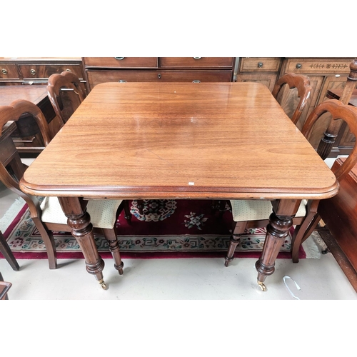 716 - A Victorian mahogany wind out dining table with rounded rectangular top, with 1 leaf and winding han... 