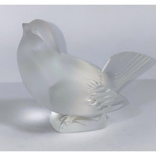 417C - A modern Lalique bird with etched signature to base and original sticker L11cm