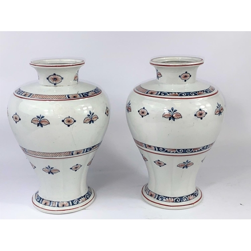 437A - A pair of early 20th century Vieux Rouen wedgwood Etruria vases, height 21cm