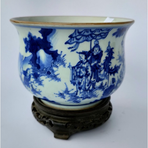 391G - A Chinese blue and white spittoon on a hardwood stand.  Diameter: 20cm (some wear to glaze internall... 