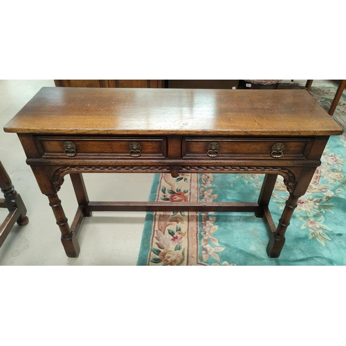 828 - A Gorgian style distressed oak side table with 2 drawers and turned legs, by Tichmarsh & Goodwin