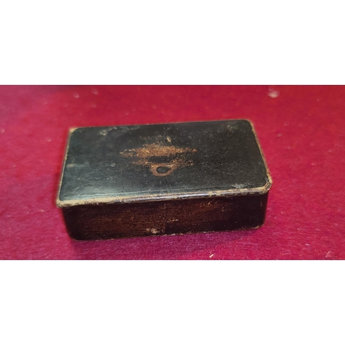 109 - A late 19th century/early 20th century wooden hinged lidded snuff box L6.5cm