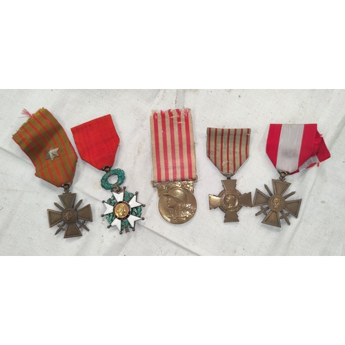 180 - A group of French WWI medals to comprise of Crox de Gurre and four others