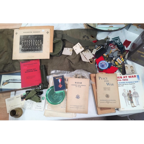 224C - A collection of militaria items to include postcards, ephemera, photos, trenchart, badges and button... 