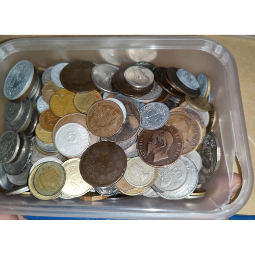 225C - An accumulation of coins, approx. 2kg.
